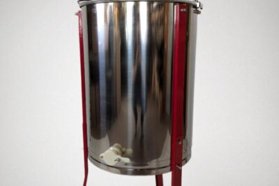 Small-Space Honey Extractors: Hassle-Free Honey Harvesting Guide